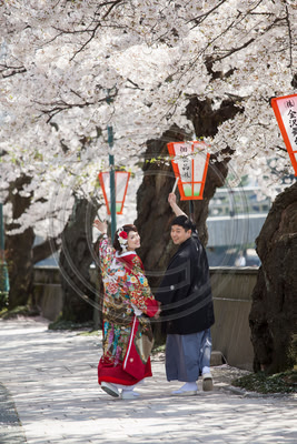 Couple in traditional wedding attire, Higashi Chaya, Kanazawa